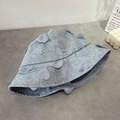 Cappello a secchiello in denim blu chiaro con cuori 3D, design minimalista ed elegante - M / Azzurro