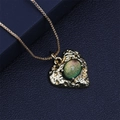 Goldene Box-Kette mit Herzanhänger und ovalem dunkelgrünem Edelstein-Inlay auf Leder - Box Kette / Grün
