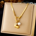 Dettaglio della collana a catena serpente dorata con cuore, gemma e perla - Stile Perla Rotonda a Cuore (N3237)