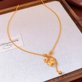 Dettaglio dei ciondoli a cavallo e moneta placcati in oro su una collana sottile - Stile Combinato Pony e Moneta di Rame