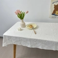 Détail de la nappe en lin blanc avec plis naturels pour une table de salle à manger - 140*100cm / Blanc