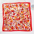 Quadratisches Satin-Seidentuch mit lebhaften Blumenmustern auf weißem Kunstfell - Kamelie Rot