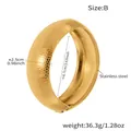 Dettaglio del bracciale rigido dorato in acciaio inossidabile con finitura martellata - Stile con Trama a Nido d'Ape (Bracciale Dorato Z499-B)