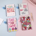 Lote de cuadernos de espiral con dibujos animados y pompones sobre fondo rosa y azul - Estilos Mixtos 002 Juego de 4