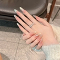 Close-up van nude roze cat-eye plaknagels met laser verloop en zilveren bloemenring - Groot (L) / 2590 Lang Ovaal-ontwerp