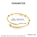 Detalle de brazalete de cable de acero inoxidable dorado de 12g con seis perlas y diseño - Dorado