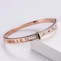 Bracciale a fibbia in oro rosa con numeri romani traforati e pietre micro-incastonate - Oro rosa