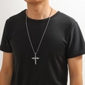 Détail du collier en acier inoxydable argenté avec pendentif ailé sur un mannequin - Croix Ailée