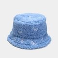Detailansicht eines blauen Plüsch-Anglerhuts mit exquisiter weißer Schmetterlingsstickerei - M (56-58cm) / Blau