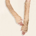 Detail van elegante beige kanten vingerloze handschoenen met rozenpatronen en ruches randen - Beige