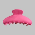 Detailansicht der glänzenden rosa Haarspange aus Acetat mit glatter, eleganter Oberfläche - Rosarot