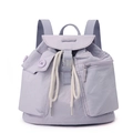 Vista dettagliata dello zaino in nylon lavanda con chiusura a coulisse e fibbia in plastica - Lavanda