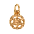 Détail d'un pendentif tortue de mer rond doré avec des motifs de flocons évidés - Cercle Évidé