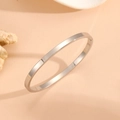 Detalle de brazalete minimalista de acero inoxidable plateado con acabado pulido espejo - 4mm de Ancho / Color Acero