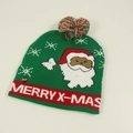 Bonnet de Noël vert à LED avec motif Père Noël et inscription Merry X-mas sur bande rouge - Adulte (Élastique) / Tête de Père Noël Verte (Sans Revers)