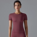 Detailaufnahme des Yoga-T-Shirts mit Rundhalsausschnitt und hochelastischem Stoff - Weinrot