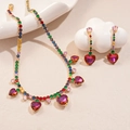 Dettaglio del set di gioielli con collana nappa cuore e orecchini in zircone - Stile Cuore Colorato
