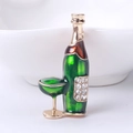 Détail de la broche bouteille et verre de vin en émail vert et strass brillants - Vert