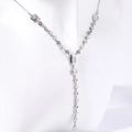 Collier en Y argenté avec pierres de zircon scintillantes sur un buste à bijoux - Style Y avec Multi-Zircone / Collier Multi-Zircone Argent - Version A