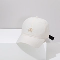 Détail de la casquette beige avec broderie lettre A et trous de ventilation latéraux - 52-54cm / A Beige