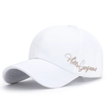 Weiße Baseballkappe mit Hello Gorgeous Goldstickerei und gebogenem Schirm-Detail - Verstellbar / Weiß (Goldene Stickerei)