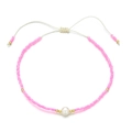 Detalle de pulsera de cuentas rosas con perla de agua dulce y cordón ajustable fino - Rosa Claro (QQ400A)