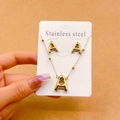 Goldenes Edelstahl-Schmuckset mit 3D-Buchstabe A Anhänger und passenden Ohrsteckern - Buchstabe A