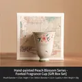 Tazza da tè in ceramica dipinta a mano con fiori di pesco e confezione regalo chic - Tazza a Piede Alto (Confezione Regalo) / Fiori di Pesco Dipinti a Mano