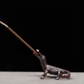 Detail eines Bronze-Krokodil-Räucherstäbchenhalters mit realistischer Schuppentextur - Krokodil