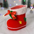 Detailaufnahme von rotem beflocktem Weihnachtsstiefel mit weißem Plüschrand und Stern - Weihnachts-Süßigkeitenstiefel (I1-2) / Groß