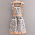 Delantal de lona floral con margaritas, tela gris y detalles de encaje blanco suave - Estilo Vestido de Princesa Floral / Azul