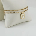 Pulsera dorada de doble capa con eslabones de clip y colgante de nácar con la letra T - Letra T