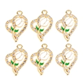 Dettaglio di ciondoli a cuore con tulipani, smalto verde e strass bianchi luccicanti - Bianco