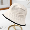Detailaufnahme des beigen Häkel-Sonnenhuts mit schwarzem Rand und Strickstruktur - M / Weiß