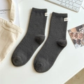 Calze di peluche grigio scuro con etichetta honey, stile estetico caldo e soffice - Taglia unica / Grigio