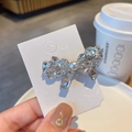 Detalle de una pinza para el cabello con lazo de diamantes de imitación y perla blanca - Cristal de roca