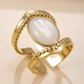 Bague dorée vintage avec pierre blanche ovale et bordure perlée ciselée - Taille unique / Pierre Naturelle Couleur Opale (YYJZ-498)