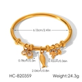 Détail d'un bracelet en acier doré 18 carats avec breloques étoile, poisson et palmier - Style Multi-Pendentifs Étoile Poisson Palmier Doré (HC-B20359)