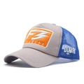 Detailansicht der Mesh-Trucker-Cap mit orangefarbenem F3-Patch und Dubai-Stickerei - Grau/Orange/Blau