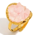 Anello aperto placcato oro 18K con pietre di cristallo rosa e trama metallica martellata - Anello Aperto in Ghiaia Rosa - Oro