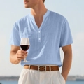 Détail d'une chemise en lin bleu clair avec col Henley boutonné et coupe décontractée - S / Bleu clair
