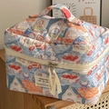 Detail der gesteppten Kosmetiktasche mit handgezeichneten Hasenmustern und Schleifen-Zippern - Cartoon Illustration Kosmetiktasche (Handheld-Stil)