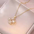 Rotating gold clover necklace with heart-shaped clear zircons and sparkling diamonds - X3345 Heart Rotating