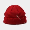 Rote Strickmütze im Streetwear-Stil mit Metallringen, Sicherheitsnadeln und Destroyed-Effekt - M (56-58cm) / Burgunderrot