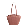 Borsa tote rosa a pieghe con anelli dorati e spalline sottili su sfondo bianco - Rosa