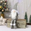 Gnomo de Navidad nórdico con gorro de lentejuelas gris sobre caja de madera festiva - Gris