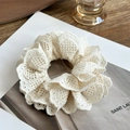 Coletero elegante de encaje blanco con bordado calado multicapa sobre mesa de madera - Crema