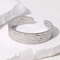 Brazalete vintage plateado con textura calada irregular y borde de cuentas en piedra - Color Acero