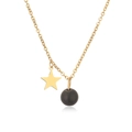 Detail der goldenen Edelstahlkette mit Stern- und schwarzen Perlenanhängern - 10mm / Gold Mattschwarz