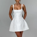 Elegantes weißes Jacquard-Minikleid mit Karree-Ausschnitt und großer Rückenschleife - S / Weiß
